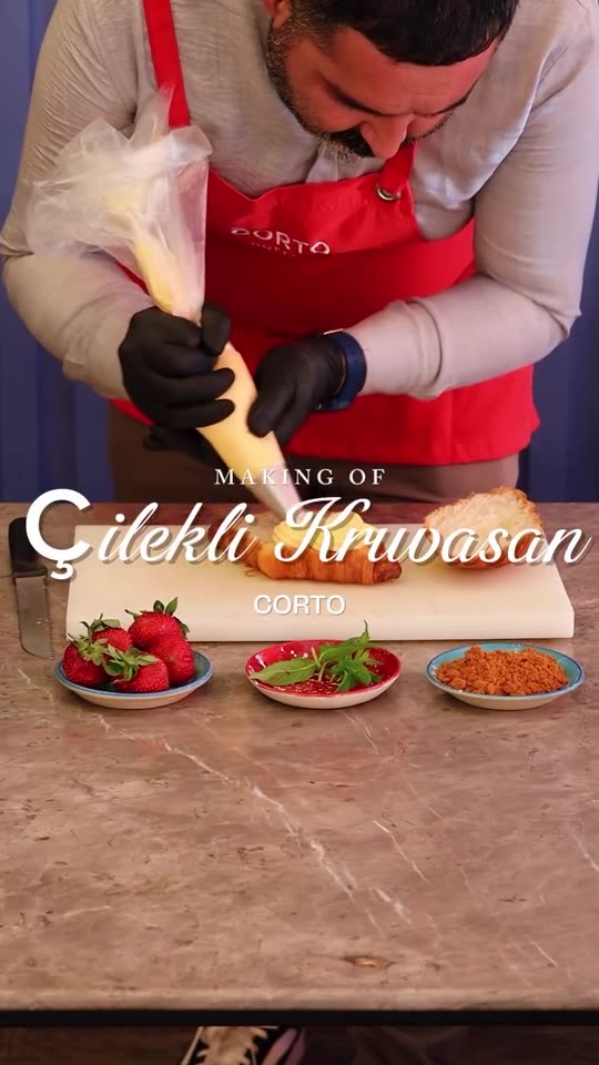 Çilekli kruvasan hazırlanıyor