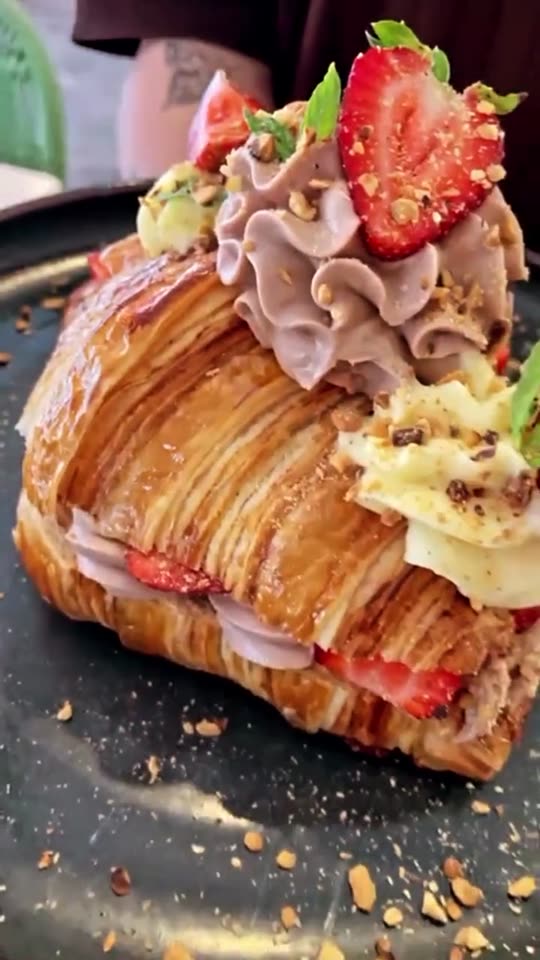 Nutella ve çilekli kruvasan